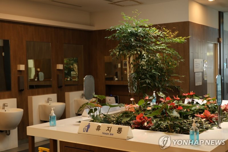 충남 천안 경부고속도로 망향휴게소 화장실 실내 [촬영 이주형]