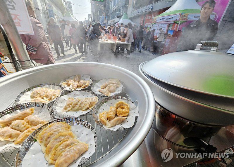 원주만두축제가 오는 25일부터 27일까지 3일간 중앙동 전통시장 인근에서 열린다. 연합뉴스