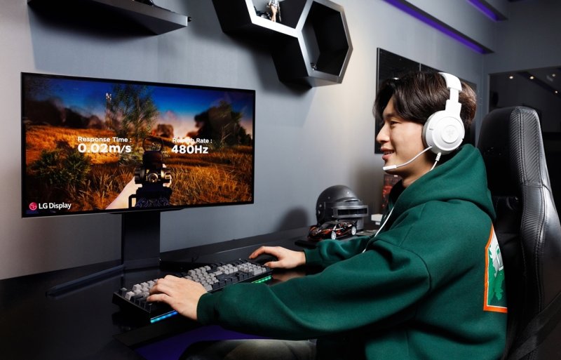 LG디스플레이 모델이 27인치 480Hz OLED 게이밍 모니터로 게임을 즐기고 있다.(LG디스플레이 제공) ⓒ News1 한재준 기자