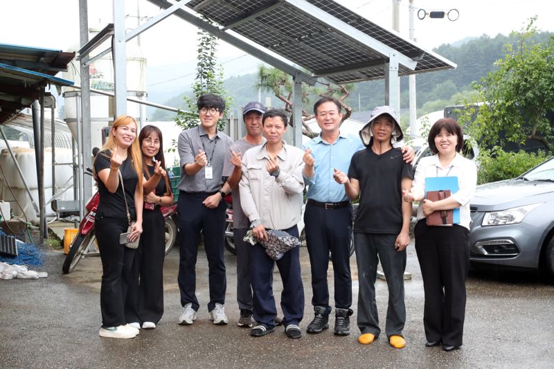 신영재 홍천군수가 최근 외국인 계절근로자 농가를 방문해 근로자를 격려했다. 홍천군 제공