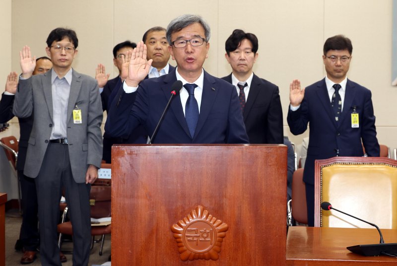 [서울=뉴시스] 조성봉 기자 = 정기환 한국마사회 회장이 15일 오전 서울 여의도 국회 과학기술정보방송통신위원회에서 열린 방송통신위원회, YTN 등에 대한 국정감사에서 증인선서를 하고 있다. 2024.10.15. suncho21@newsis.com /사진=뉴시스