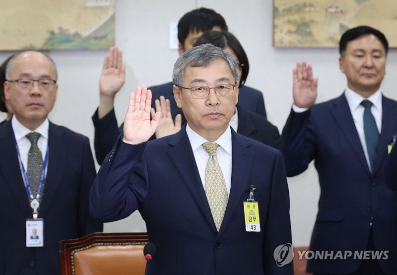 국감 출석한 정근식 서울시교육감 (서울=연합뉴스) 신준희 기자 = 정근식 서울시교육감이 22일 국회에서 열린 교육위원회의 서울시교육청 등에 대한 국정감사에 출석, 증인 선서를 하고 있다. 2024.10.22 hama@yna.co.kr (끝) 사진=연합뉴스