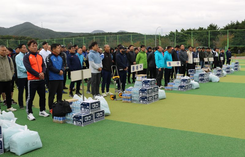 제43회 대선주조배 축구대회에 참가한 선수들이 기념사진을 촬영하고 있다. 대선주조 제공