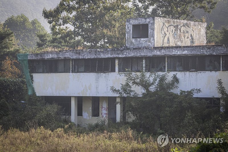 경기도 동두천시 소요산의 옛 성병관리소 건물이 폐허로 남아 적막하다. '동두천 옛 성병관리소 철거저지를 위한 공동대책위원회'가 시의 철거 정책에 반대하며 천막 농성을 이어 가는 가운데, 지난 7일 옛 성병관리소의 철거를 반대하는 내용의 국민청원이 심사 요건인 5만명 이상의 동의를 받아 국회 여성가족위원회에 회부됐다. 연합뉴스