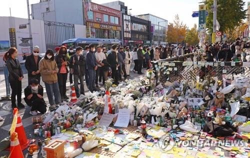 이태원역 1번 출구 앞에 마련된 추모 공간 찾은 시민들 [연합뉴스 자료사진]