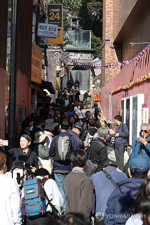 이태원 참사 골목길에 가득한 추모객들 [연합뉴스 자료사진]