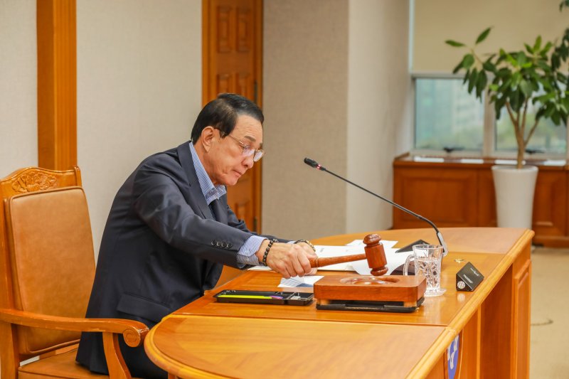 노동진 수협중앙회장이 22일 송파구 수협중앙회 본사에서 전국 회원조합 부실채권 정리를 위한 자회사 설립 출자 안건을 의결 후 의사봉을 두드리고 있다./연합뉴스