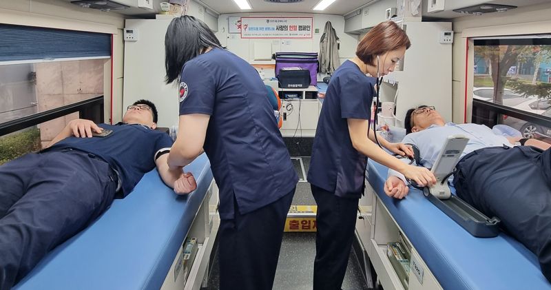 유한양행 임직원들이 헌혈차에 누워 채혈을 하고 있다. 유한양행 제공