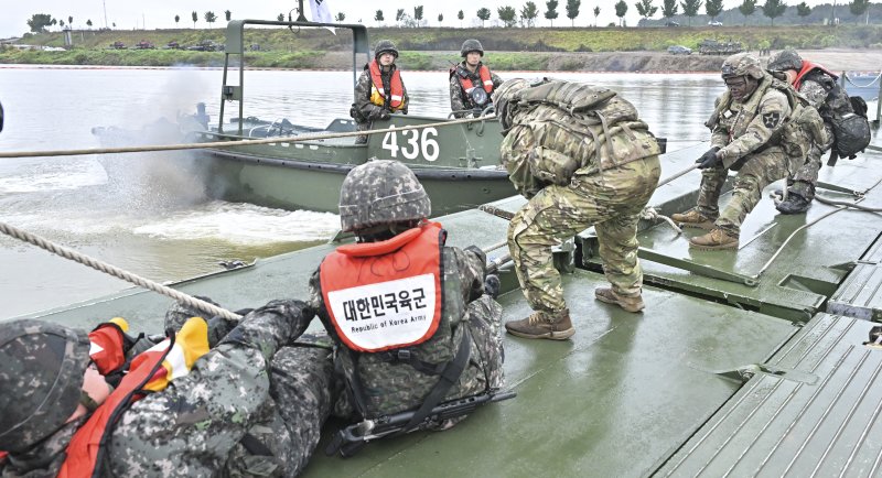 22일 오후 경기도 여주시 연양동 남한강에서 열린 '한미연합 제병협동 도하훈련'에서 제7기동군단 소속 공병여단 장병과 미2사단(한미연합사단) 장병이 부교 설치를 하고 있다. 이번 훈련에는 육군 제7기동군단 예하 7공병여단과 수도기계화보병사단, 미2사단/한미연합사단 다목적 교량중대 등이 참여했으며 지난 6월 전력화된 한국형 자주도하장비 '수룡'이 처음으로 참가했다. 사진=공동취재단