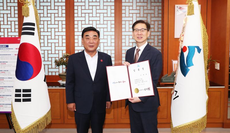 이정일 신임 울산시 국제관계대사(사진 오른쪽)가 22일 김두겸 울산시장으로부터 임명장을 받고 있다. 울산시 제공