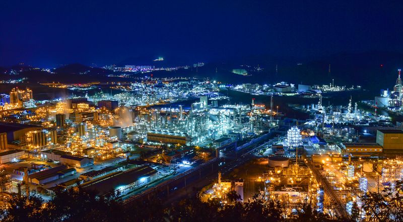 전남 여수시가 지역 주력 산업인 석유화학산업의 위기 극복을 위해 고부가·친환경 산업 구조 전환에 본격 나서는 등 총력을 기울이고 있다. 사진은 여수산단 전경. 여수시 제공