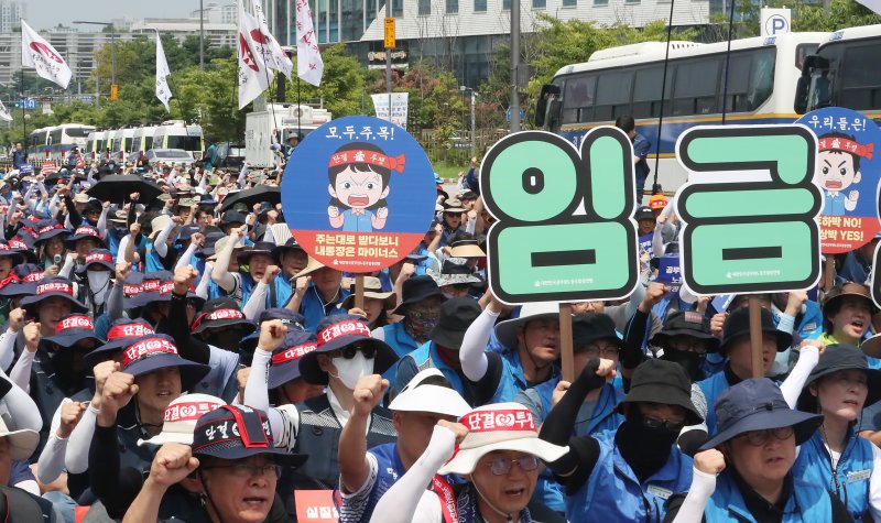 공무원노동조합총연맹(공노총)과 공무원·교원 생존권 쟁취 공동투쟁위(공투위) 조합원들이 7일 오전 세종시 정부세종청사 기획재정부 앞에서 열린 공무원보수위원회 결정사항 이행 촉구 총궐기대회에서 구호를 외치고 있다.. (사진은 기사와 무관) 2024.8.7/뉴스1 ⓒ News1 김기남 기자