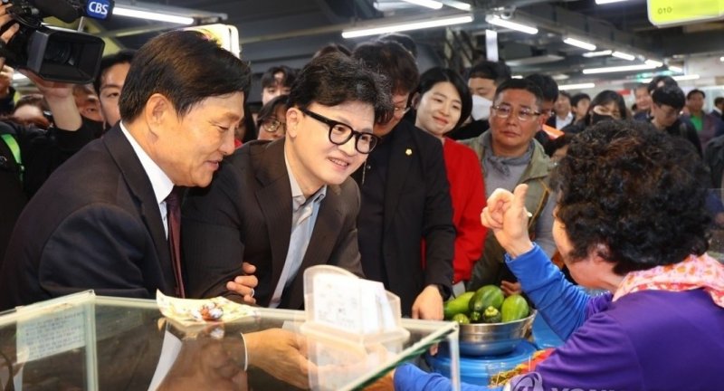 (인천=연합뉴스) 임순석 기자 = 국민의힘 한동훈 대표가 22일 오후 인천 강화군 강화풍물시장을 방문해 10·16 재보궐선거에서 당선된 박용철 강화군수와 함께 시민들에게 당선 감사 인사를 하고 있다. 2024.10.22 soonseok02@yna.co.kr