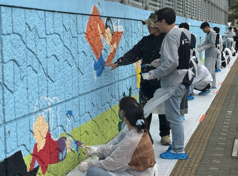 폴라리스오피스그룹 계열사 임직원들이 서울 구로구 관내 영일초에서 사회 공헌 활동을 진행하고 있다. 폴라리스오피스그룹 제공