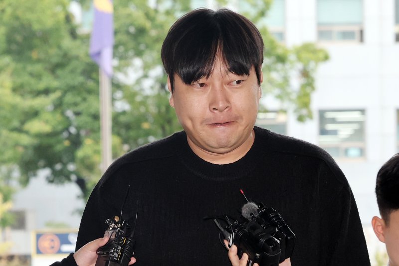 인터넷 불법 도박 사실을 털어놓은 개그맨 이진호가 22일 오후 서울 강남경찰서에 피의자 신분으로 출석하고 있다. 2024.10.22/뉴스1 ⓒ News1 이동해 기자