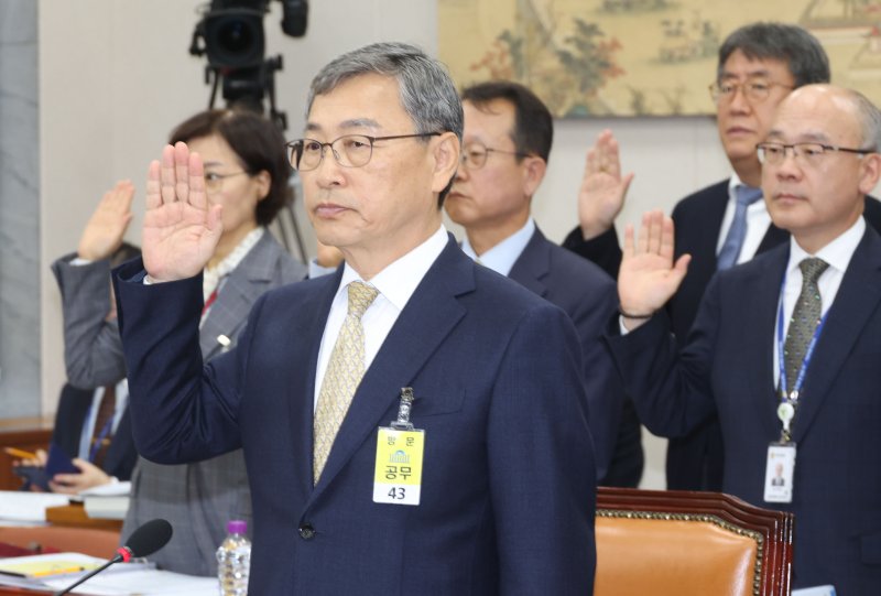 정근식 서울시교육감이 22일 오전 서울 여의도 국회 교육위원회에서 열린 서울시교육청, 경기도교육청 등에 대한 국정감사에서 증인선서를 하고 있다. 뉴시스