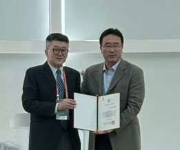 동아대 김준형 교수(오른쪽)가 박경문 한국생물공학회 회장과 기념촬영을 하고 있다. 동아대 제공