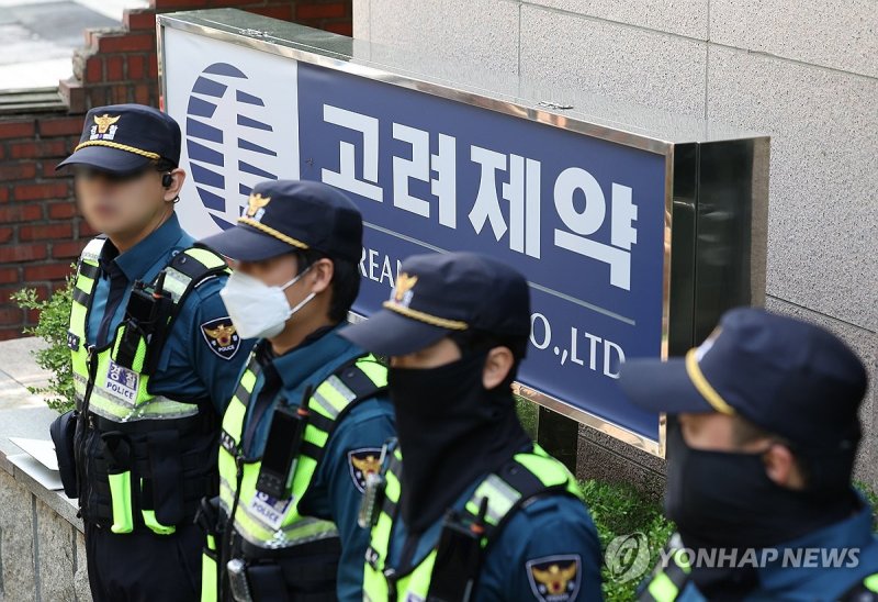 경찰 관계자들이 지난 4월 29일 오전 압수수색이 진행 중인 서울 강남구 고려제약 본사 앞에 서 있다. /사진=연합뉴스