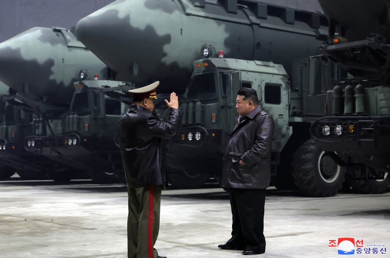 김정은이 전략미사일기지를 시찰하고 발사 관련 시설 요소별 기능과 능력, 전략 미사일 전투직일 근무(당직 근무) 상태 등 나라의 안전과 직결된 전략적 억제력의 가동 준비 태세를 점검했다고 조선중앙통신이 지난 23일 보도했다. 사진=조선중앙통신 캡처