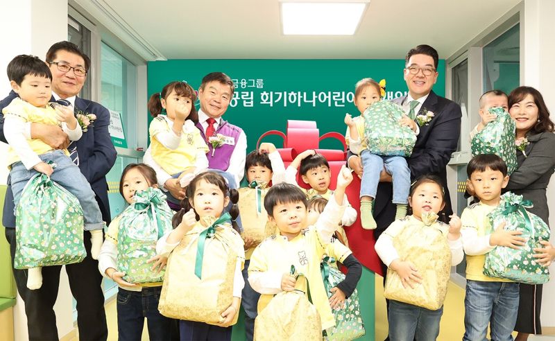 하나금융그룹이 지난 22일 서울 동대문구와 민관 협력으로 '국공립 회기하나어린이집'을 열었다. 이은형 하나금융그룹 부회장(뒷줄 오른쪽 세번째)과 이필형 동대문구청장(뒷줄 왼쪽 네번째)이 어린이들과 기념촬영을 하고 있다. 하나금융그룹 제공