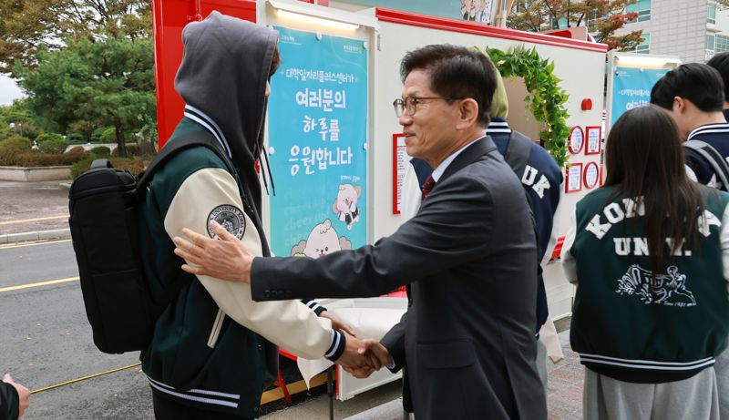 23일 건국대 대학일자리플러스를 방문한 김문수 장관이 학생들을 응원하고 있다. 고용노동부 제공.