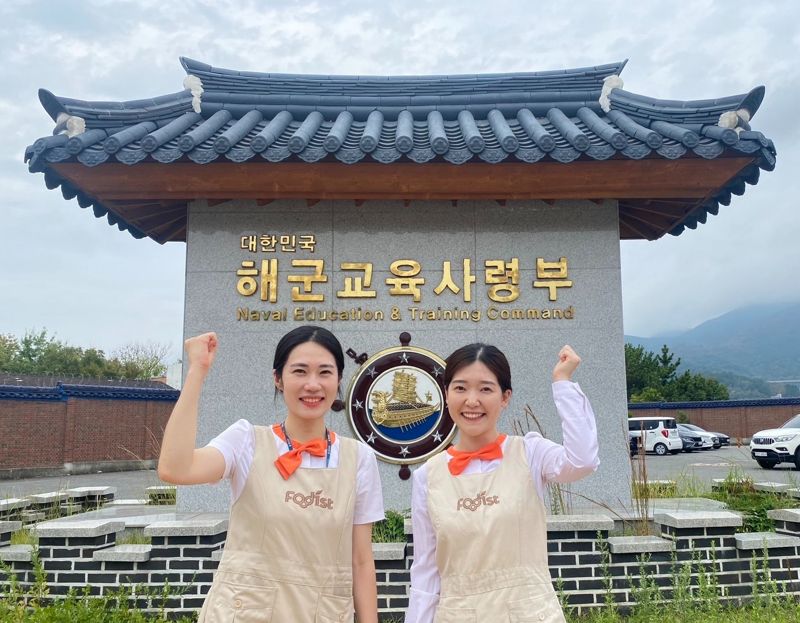 푸디스트 장현정 해군사관생도대점 점장(왼쪽), 이지연 해군신교대점 점장이 해군교육사령부에서 포즈를 취하고 있다. 푸디스트 제공