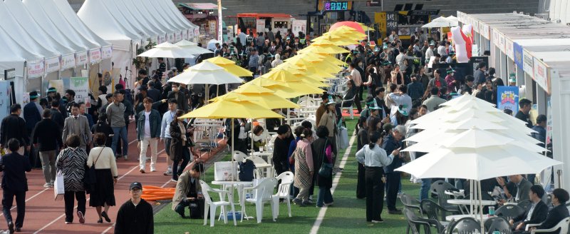 지난해 10월23일 전북 전주시 전북대학교 캠퍼스에 마련된 세계한인비즈니스대회 행사장 모습. 뉴시스