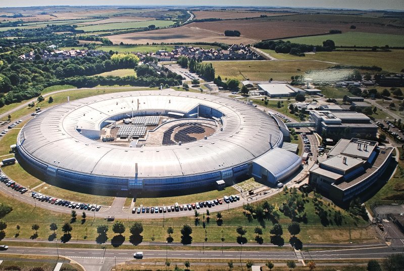 [포항=뉴시스] 송종욱 기자 = 지난 16일(현지 시각) 영국 옥스퍼드 주에서 막스플랑크 한국·포스텍연구소와 영국 다이아몬드 광원연구소(Diamond Light Source)가 공동 연구와 인재 양성을 위한 업무협약(MOU)을 맺었다. 사진은 영국 최대 과학 시설인 다이아몬드 광원연구소(Diamond Light Source) 전경. (사진=막스플랑크 한국·포스텍연구소 제공) 2024.10.23. photo@newsis.com