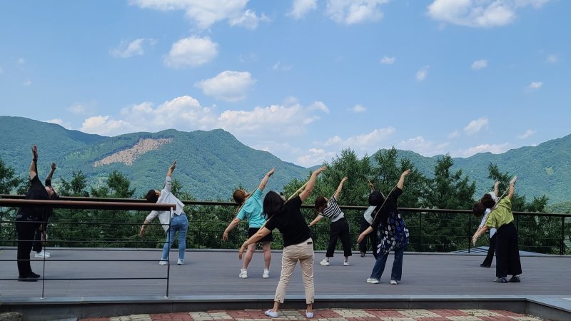 23일 충북 충주 수피아세상은 수안보상록호텔 이용자에게 산림 치유 프로그램을 제공한다고 밝혔다. 사진은 건강 체조.(수피아세상 제공)/뉴스1