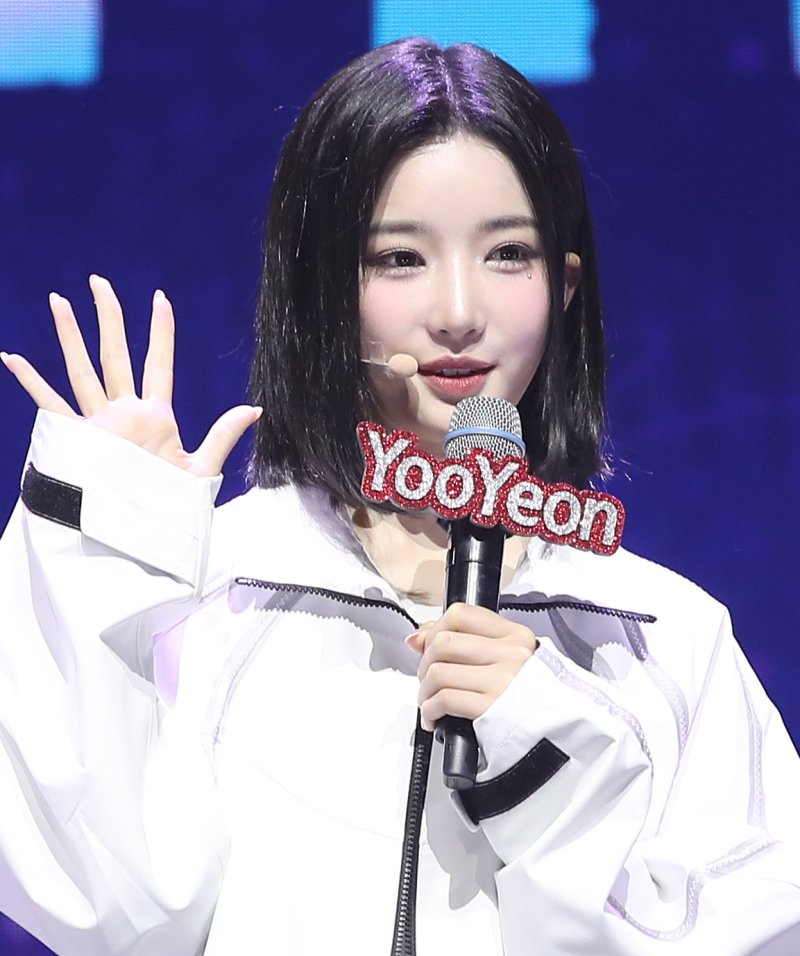 그룹 트리플에스 VV의 김유연이 23일 오후 서울 광진구 예스24 라이브홀에서 열린 앨범 'Performante' 발매 기념 쇼케이스에서 인사를 하고 있다. 2024.10.23/뉴스1 ⓒ News1 권현진 기자