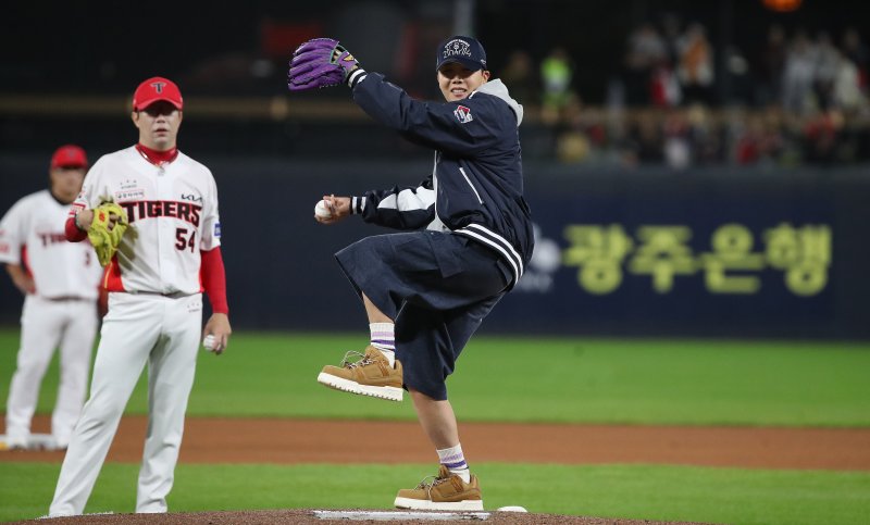 23일 오후 광주 기아챔피언스필드에서 열린 프로야구 '2024 신한 SOL 뱅크 KBO 포스트시즌' 한국시리즈 2차전 삼성 라이온즈와 KIA 타이거즈의 경기에서 방탄소년단(BTS) 제이홉(정호석)이 시구를 하고 있다. 2024.10.23/뉴스1 ⓒ News1 임세영 기자