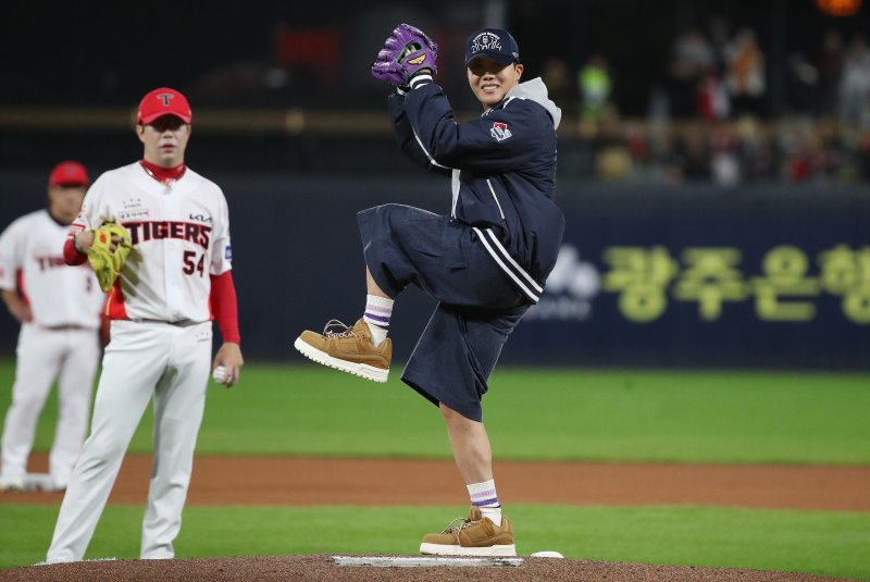 23일 오후 광주 기아챔피언스필드에서 열린 프로야구 '2024 신한 SOL 뱅크 KBO 포스트시즌' 한국시리즈 2차전 삼성 라이온즈와 KIA 타이거즈의 경기에서 방탄소년단(BTS) 제이홉(정호석)이 시구를 하고 있다. 2024.10.23/뉴스1 ⓒ News1 임세영 기자