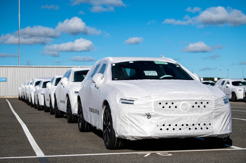 글로벌 완성차 업체들... 내연기관차·하이브리드차 아직 중단 못해