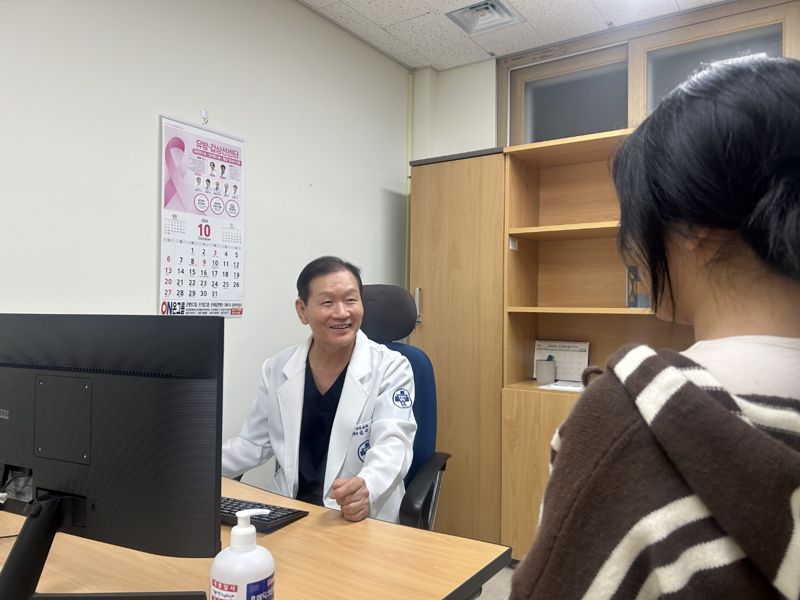 부산 온종합병원 산부인과 김규관 과장이 자궁근종 환자와 상담을 하고 있다. 온종합병원 제공