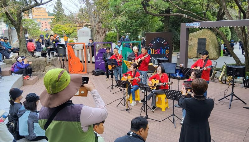 지난 9일 부산 어린이대공원 만남의 광장에서 열린 기타합주 버스킹 공연 모습. 부산시설공단 제공