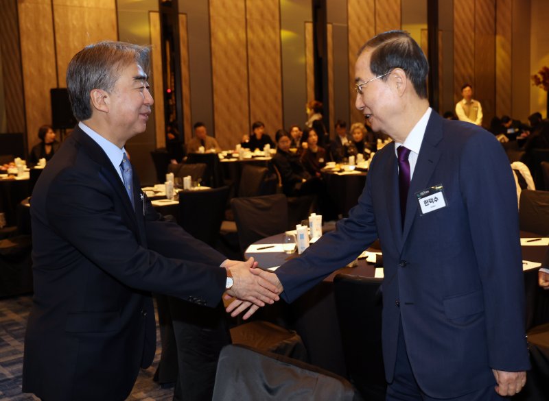 [서울=뉴시스] 홍효식 기자 = 염영남(왼쪽) 뉴시스 대표이사와 한덕수 국무총리가 24일 서울 종로구 광화문 포시즌스호텔에서 열린 뉴시스 창사 23주년 기념 '2024 뉴시스 포럼 10년 후 한국'에서 악수하고 있다. 2024.10.24. yesphoto@newsis.com