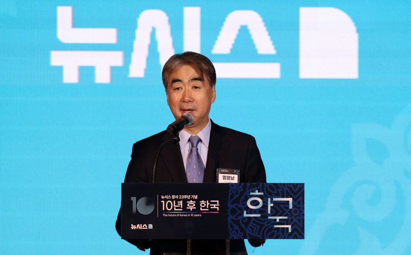 [서울=뉴시스] 홍효식 기자 = 염영남 뉴시스 대표이사가 24일 서울 종로구 광화문 포시즌스호텔에서 열린 뉴시스 창사 23주년 기념 '2024 뉴시스 포럼 10년 후 한국'에서 인사말을 하고 있다. 2024.10.24. yesphoto@newsis.com