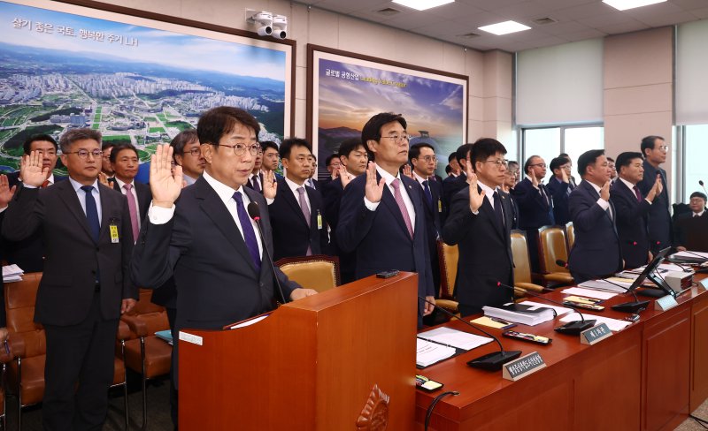 박상우 국토교통부 장관이 24일 오전 서울 여의도 국회 국토교통위원회에서 열린 국토위 등에 대한 종합국정감사에서 증인 선서를 하고 있다. 뉴스1