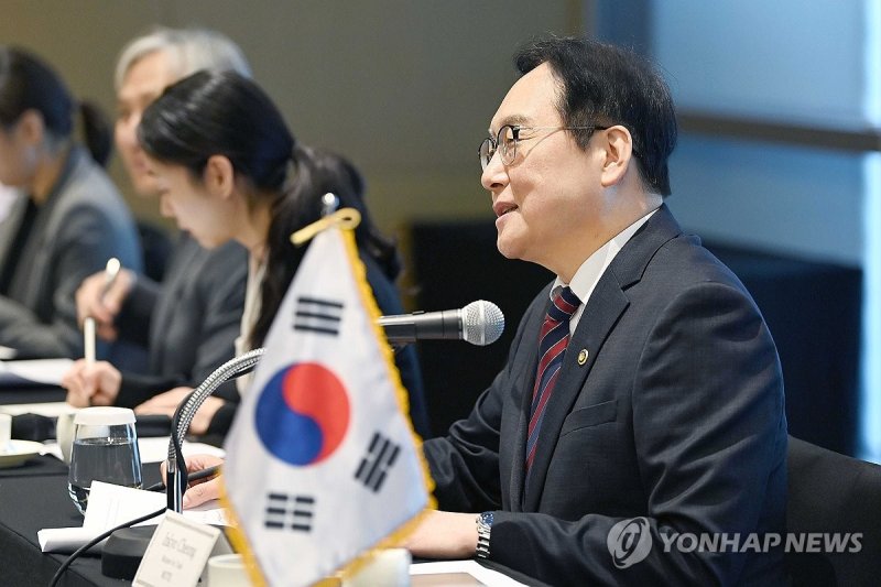 정인교 통상교섭본부장, 오스트리아 노동경제부 장관 면담 (서울=연합뉴스) 정인교 산업통상자원부 통상교섭본부장이 21일 세종시 어진동 코트야드 바이 메리어트호텔에서 마틴 코허(Martin Kocher) 오스트리아 노동경제부 장관과 면담하고 있다. 2024.10.21 [산업통상자원부 제공. 재판매 및 DB 금지] photo@yna.co.kr (끝)