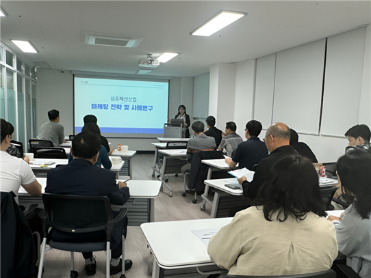 지난 22일 부산서동의류제조 소공인특화지원센터에서 열린 '소공인 혁신 경영자 아카데미' 강사로 나선 변서용 비앤컴 대표가 ‘섬유패션산업 마케팅 전략 및 사례 연구’를 주제로 강연을 하고 있다. 비앤컴 제공