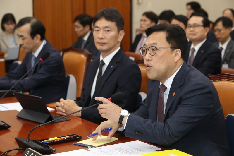 김병환 금융위원장이 24일 오전 서울 여의도 국회에서 열린 정무위원회의 금융위원회와 금융감독원에 대한 종합 국정감사에서 의원 질의에 답하고 있다.사진=뉴스1화상