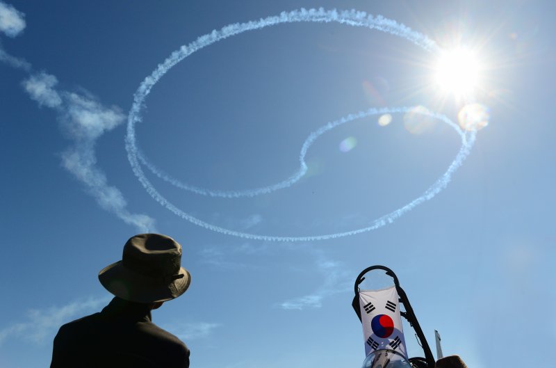 [사천=뉴시스] 차용현 기자 = 공군 특수비행팀 블랙이글스가 24일 오전 경남 사천비행장에서 열린 '2024 사천에어쇼' 에서 곡예비행을 선보이고 있다. 2024 사천에어쇼는 오는 24일부터 27일까지 사천비행장 일원에서 개최된다. 2024.10.24. con@newsis.com