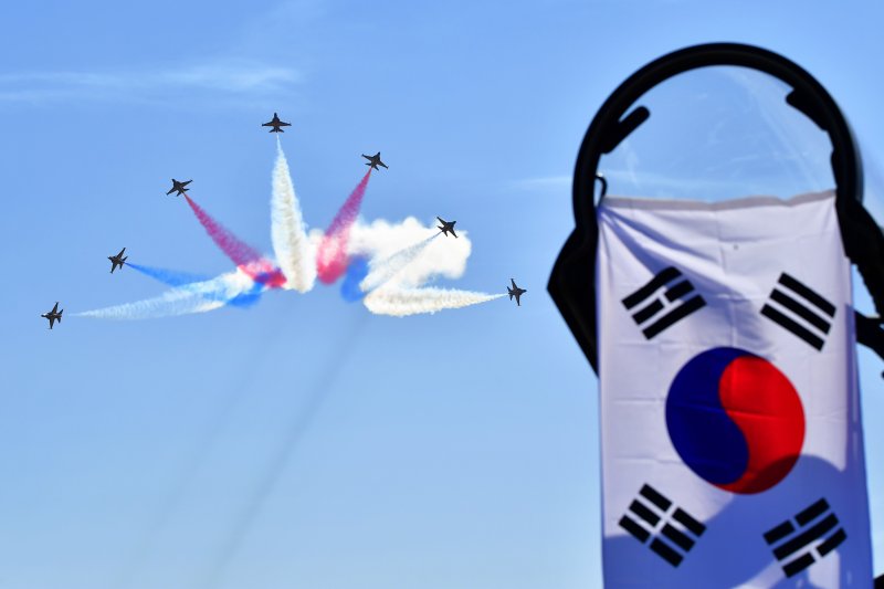 [사천=뉴시스] 차용현 기자 = 공군 특수비행팀 블랙이글스가 24일 오전 경남 사천비행장에서 열린 '2024 사천에어쇼' 에서 곡예비행을 선보이고 있다. 2024 사천에어쇼는 오는 24일부터 27일까지 사천비행장 일원에서 개최된다. 2024.10.24. con@newsis.com