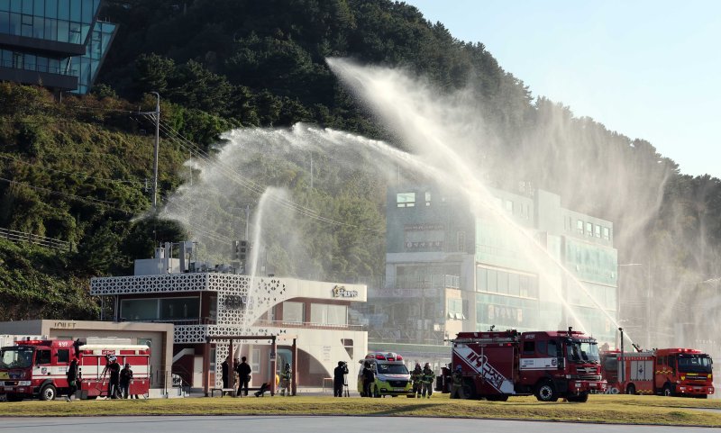 2024 재난대응 안전한국훈련-지진해일·화재 재난대응훈련이 열린 24일 부산 남구 용호별빛공원에서 부산소방이 지진해일로 인한 화재를 진압하고 있다. 이날 훈련에는 남구청과 부산해경, 해군작전사 등 14개 기관에서 300여 명이 참여했으며, 선박 8척과 헬기 1대 등이 동원됐다. 사진=뉴시스