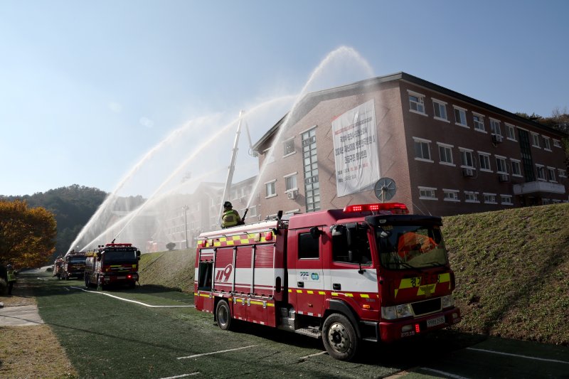 24일 경기도 포천시 육군5군단 3사단 예하 백호대대에서 열린 '2024 재난대응 안전한국훈련'에서 소방대원들이 일제히 방수를 하고 있다. 사진=국방일보 제공