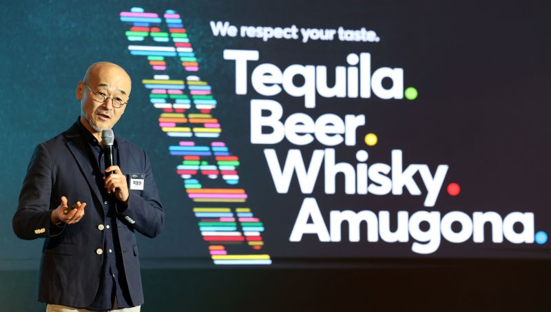 [서울=뉴시스] 홍효식 기자 = 박웅현 TBWA KOREA 조직문화연구소 소장이 24일 서울 종로구 광화문 포시즌스호텔에서 열린 뉴시스 창사 23주년 기념 '2024 뉴시스 포럼 10년 후 한국'에서 공감의 조직문화를 주제로 강연하고 있다. 2024.10.24. yesphoto@newsis.com