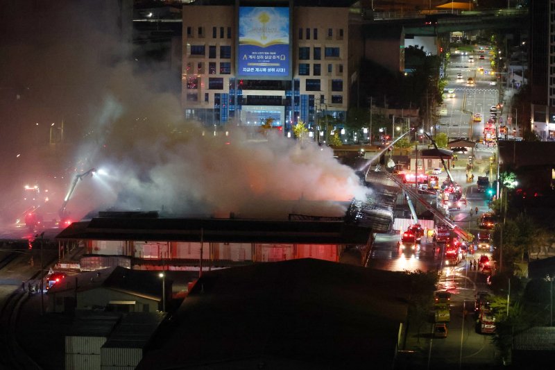 부산 55보급창 화재 (부산=연합뉴스) 손형주 기자 = 24일 오후 부산 동구 범일동 주한미군 시설인 55보급창 창고에서 화재가 발생해 소방당국이 대응2단계를 발령하고 진화작업을 벌이고 있다. 연합뉴스