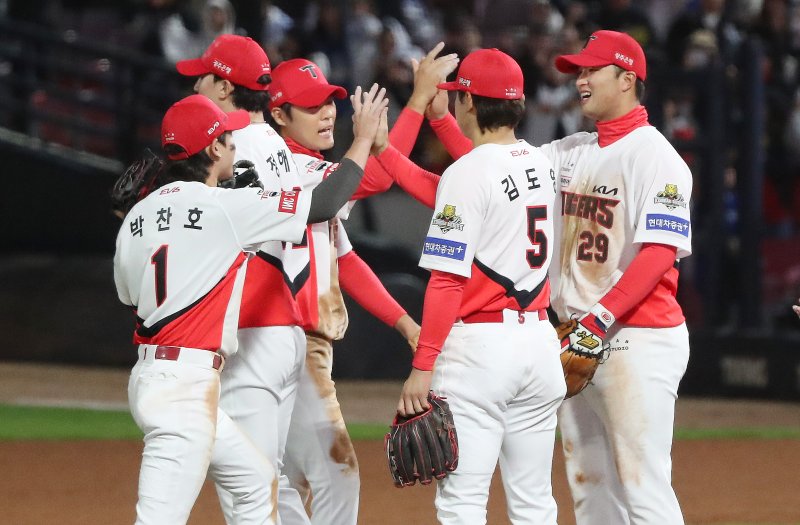 23일 오후 광주 북구 기아챔피언스필드에서 열린 프로야구 '2024 신한 SOL 뱅크 KBO 포스트시즌' 한국시리즈 2차전 삼성 라이온즈와 KIA 타이거즈의 경기에서 KIA 선수들이 승리를 결정짓고 기뻐하고 있다. 이날 경기는 KIA가 삼성을 상대로 8-3으로 승리했다. 2024.10.23/뉴스1 ⓒ News1 임세영 기자