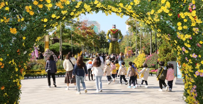 25일 대전·충남은 새벽부터 오전 사이 내륙을 중심으로 가시거리 1km 미만의 안개가 끼는 곳이 있을 것으로 예보됐다. 대전 유성구 유림공원 일대에서 열린 유성국화축제장에서 나들이 나온 시민들이 가을을 즐기고 있다. /뉴스1 ⓒ News1 김기태 기자