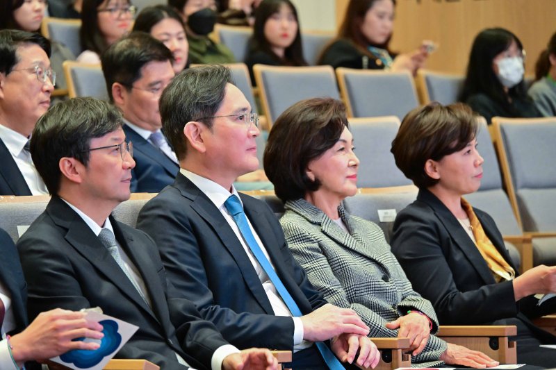 이재용 삼성전자 회장(왼쪽 두 번째부터), 홍라희 전 리움미술관장이 21일 서울 종로구 서울대어린이병원에서 열린 '이건희 소아암·희귀질환 극복사업, 함께 희망을 열다, 미래를 열다' 행사에 참석해 있다. 고(故) 이건희 삼성 선대회장의 유산으로 시작된 소아암·희귀질환 극복 사업은 올해로 4년차를 맞았다. (서울대학교병원 제공) 2024.10.21/뉴스1